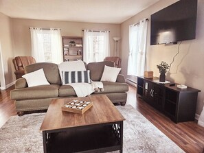 Älytelevisio, takka, kirjoja