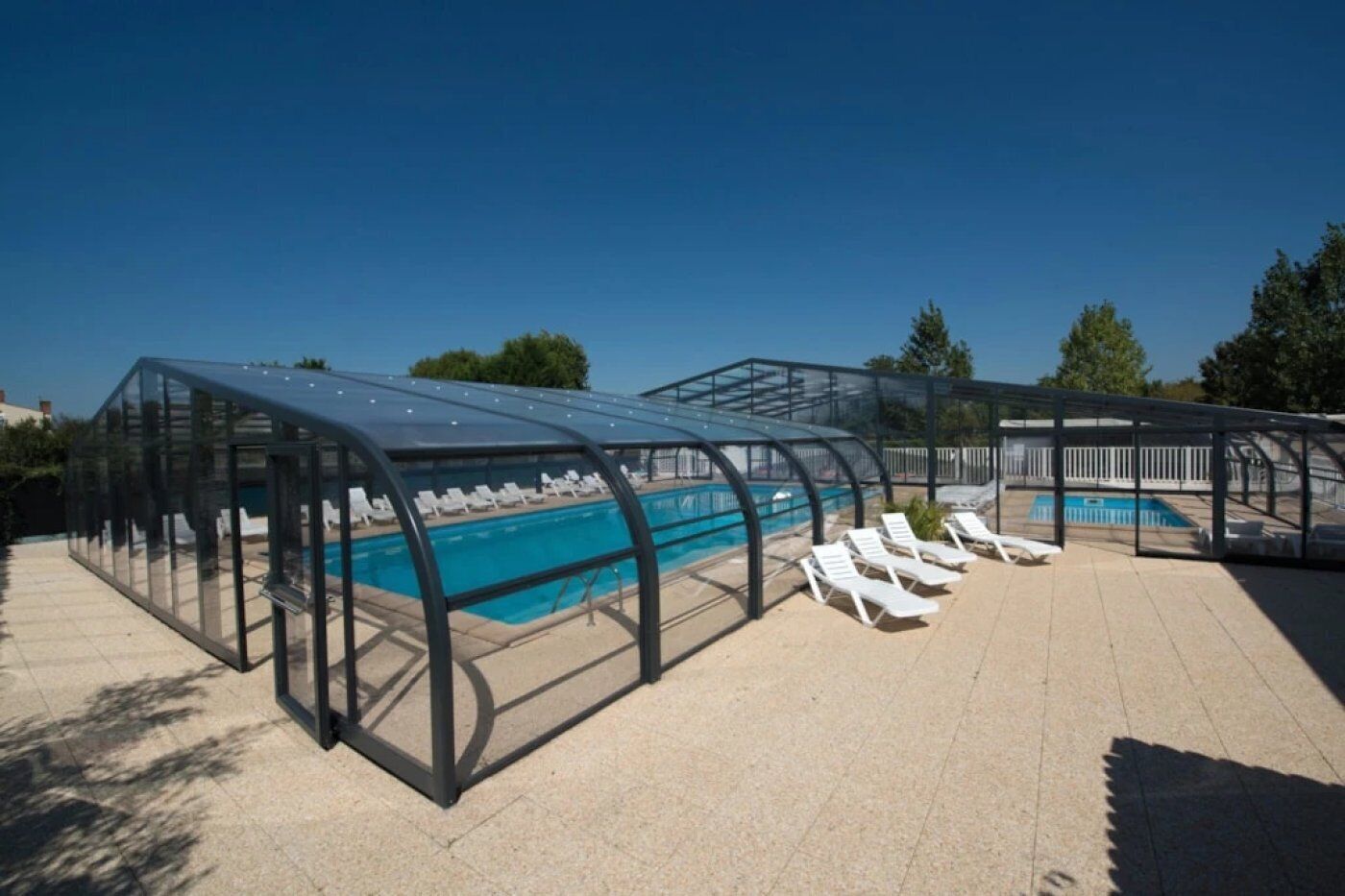 Una piscina techada, una piscina climatizada