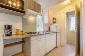 Fridge, microwave, stovetop