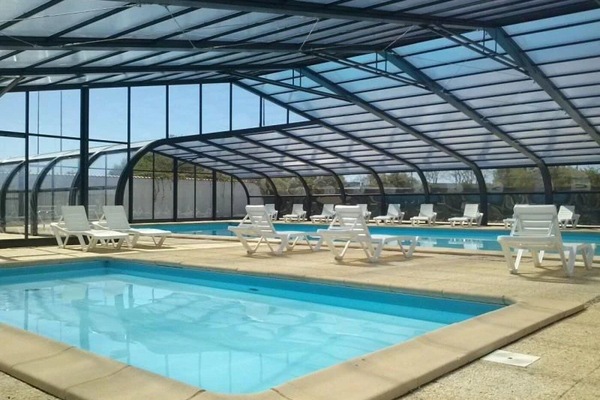 Innendørsbasseng og et oppvarmet basseng