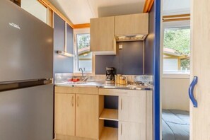 Refrigerador, microondas y parrilla de estufa 