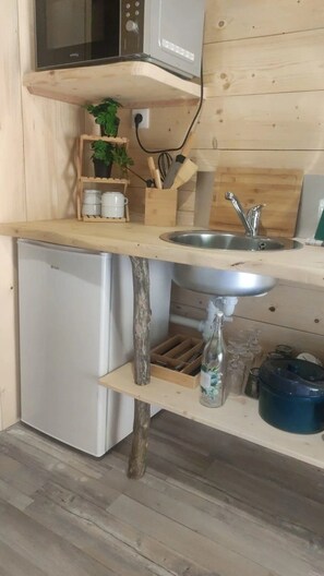 Kühlschrank, Mikrowelle, Herdplatte