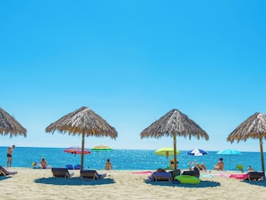 En la playa, camastros y toallas de playa