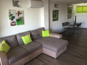 Una televisión, una mesa de tenis de mesa, libros