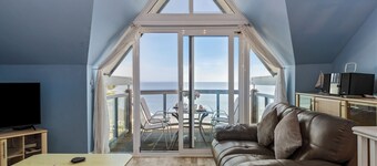 The Chandlery - Spectacular Sea Views, Parking