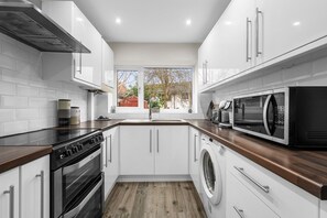 Fridge, microwave, oven, stovetop - Comfort Meets Style | 3-Bed MCR Home for 8 Guests! (Manchester)