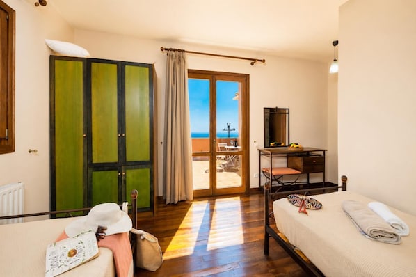 3 quartos, ferros/tábuas de passar roupa, Wi-Fi, roupa de cama