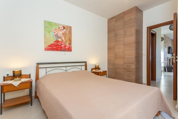 4 habitaciones, tabla de planchar con plancha, wifi y ropa de cama 