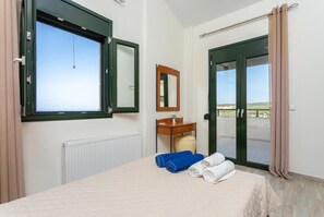 4 habitaciones, tabla de planchar con plancha, wifi y ropa de cama 