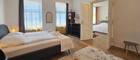 2 habitaciones, escritorio y espacio para trabajar con laptop