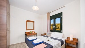 Ein Hotelzimmer mit Bett, Nachttisch, Fenster und Blick.