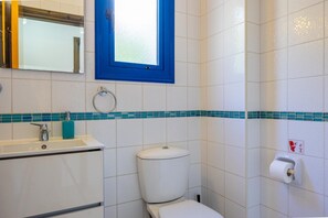 Douche, sèche-cheveux, serviettes fournies