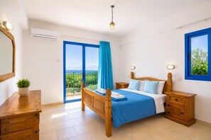 4 habitaciones, tabla de planchar con plancha, wifi y ropa de cama 