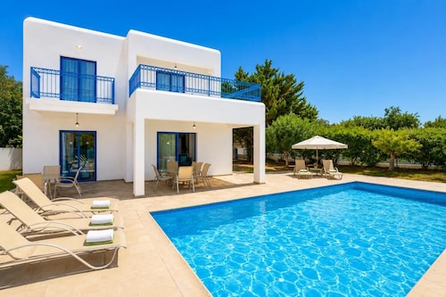 Villa Apollonas - Three Bedroom Villa, Sleeps 7