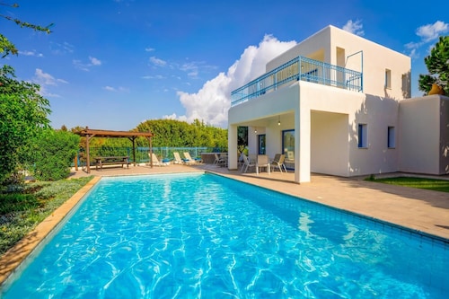 Villa Apollonas - Three Bedroom Villa, Sleeps 7