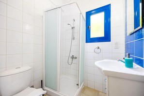 Douche, sèche-cheveux, serviettes fournies