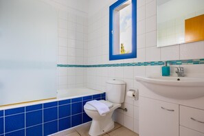 Douche, sèche-cheveux, serviettes fournies