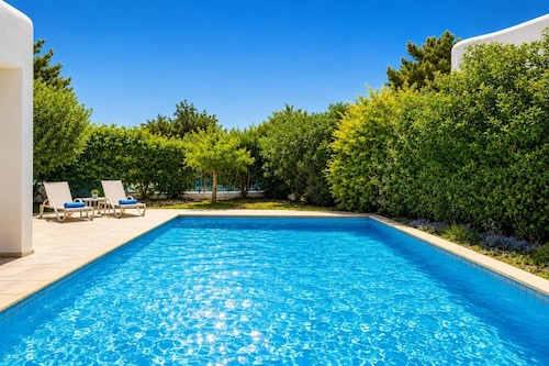 Villa Apollonas - Three Bedroom Villa, Sleeps 6