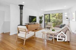 Una Smart TV, una chimenea, una pantalla de ordenador