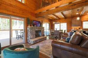 Smart TV, fireplace, video games - 3 Bed | 4 Bath Mountain Escape in Wears Valley (Sevierville)