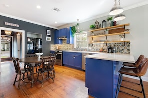 Kjøleskap, mikrobølgeovn, ovn og kokeplater