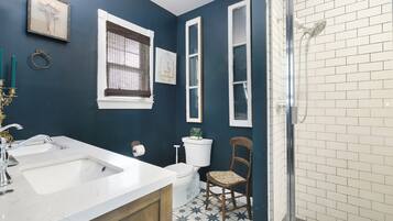 Ducha, secador de pelo, toallas, jabón