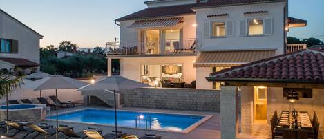 Alberca techada y alberca al aire libre