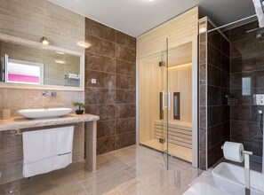 Villa | Salle de bain | Baignoire, séchoir à cheveux