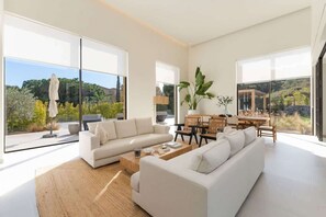 Unclassified image, 2 of 39, button