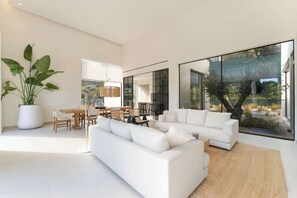 Unclassified image, 3 of 39, button