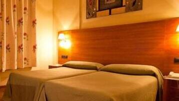 Habitació doble estàndard | 1 dormitori, escriptori i espai de treball apte per a portàtils