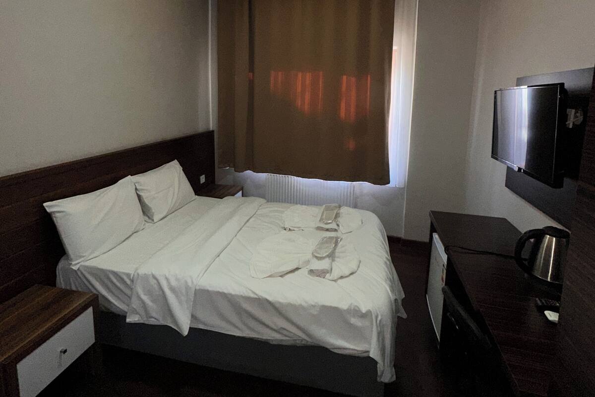 Habitación clásica doble, vistas a la ciudad | Escritorio, espacio para trabajar con un portátil, wifi gratis