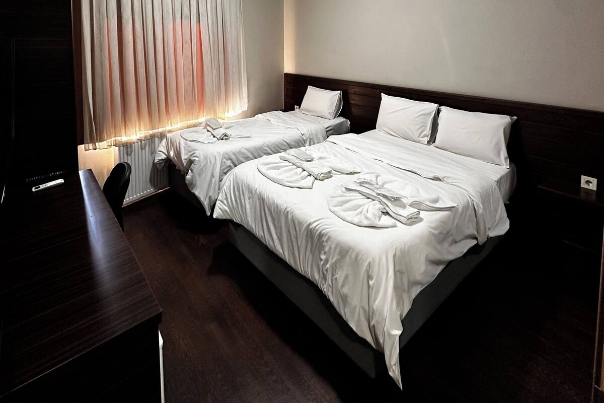Habitación triple económica | Escritorio, espacio para trabajar con un portátil, wifi gratis