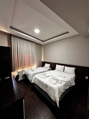 Economy Triple Room | Desk, laptop workspace, free WiFi