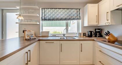 3 bedrooms 2 mins from beach, Hope Cove