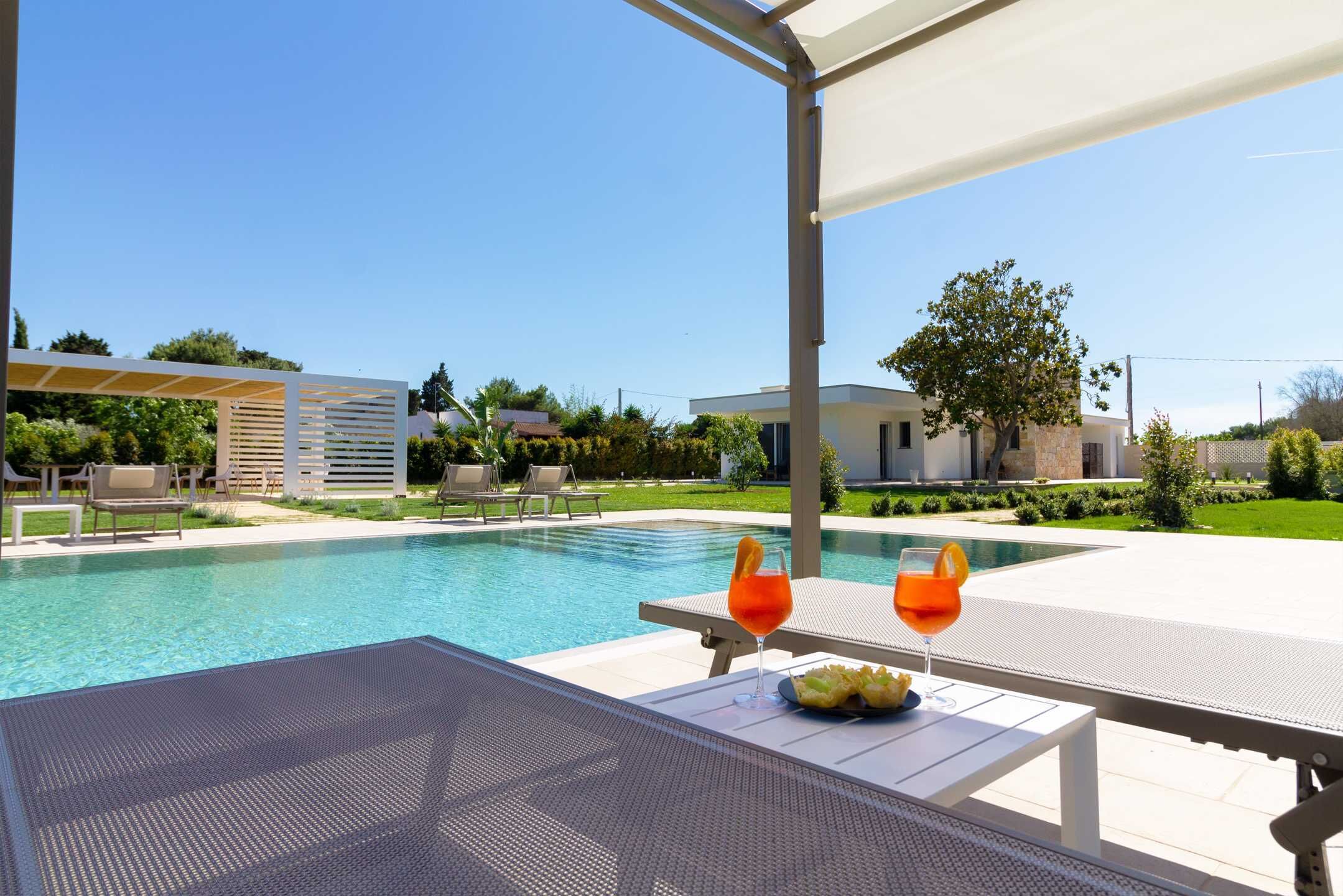 Außenpool, Sonnenschirme, Liegestühle