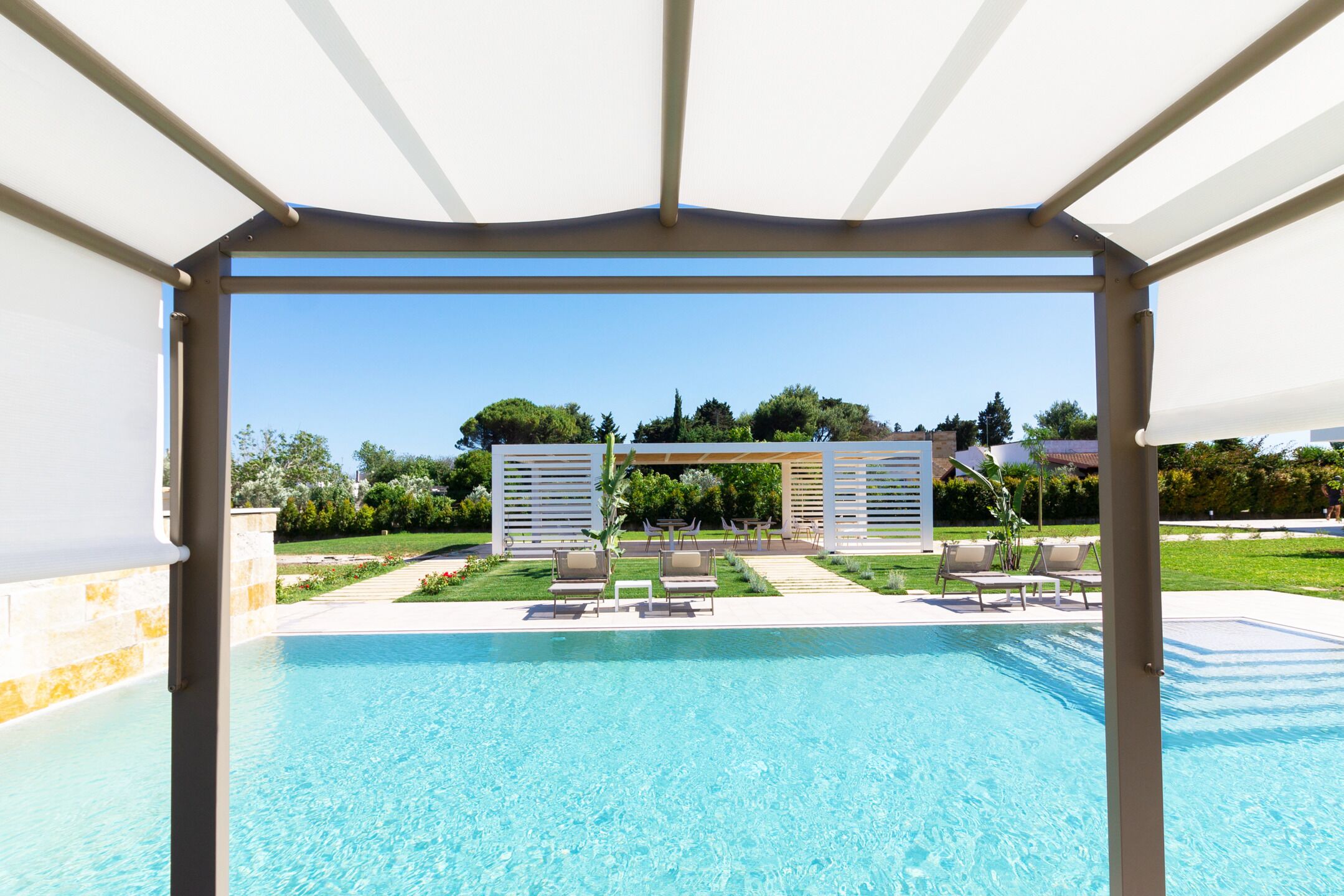 Außenpool, Sonnenschirme, Liegestühle