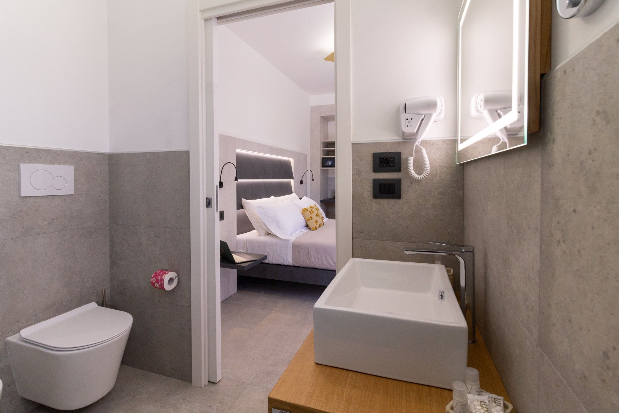 Comfort Room, Garden View | Bar mini, peti besi dalam bilik, meja, seterika/papan seterika 