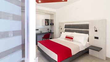 Standard Room, Garden View | Minibar, in-room safe, desk, iron/ironing board