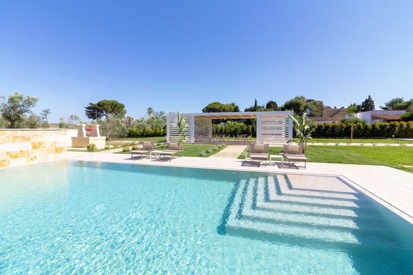 Piscina externa, guarda-sóis, espreguiçadeiras