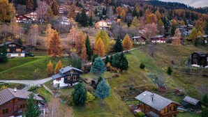 A mountainous village with traditional wooden houses, a clear path, and autumn foliage. - Chalet Les Aragnes Family Chalet La Tzoumaz (Riddes)