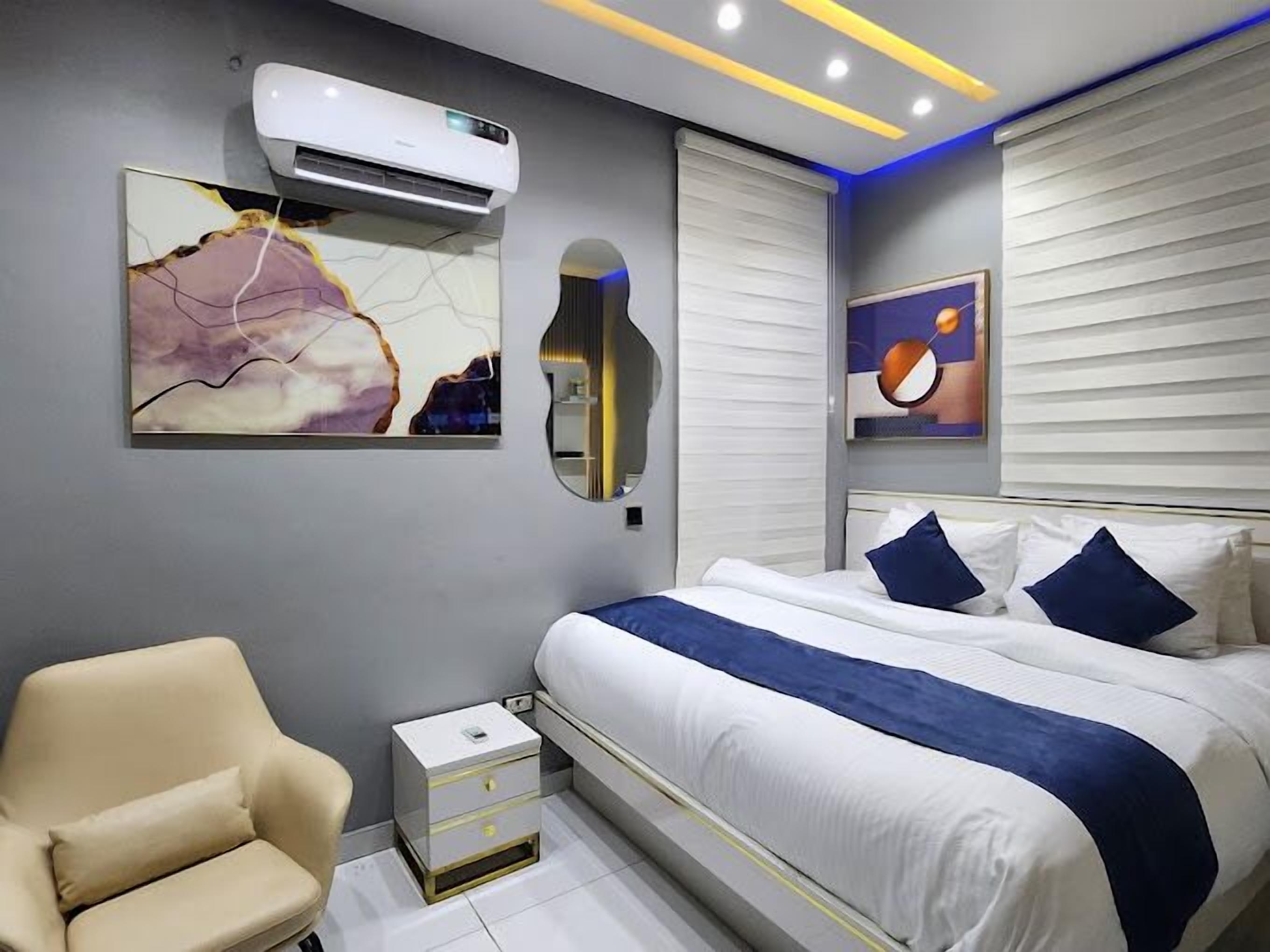 Escritorio, espacio para trabajar con laptop y wifi gratis 