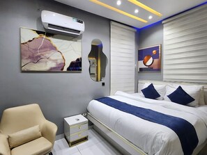 Bureau, espace de travail pour ordinateur portable, Wi-Fi gratuit