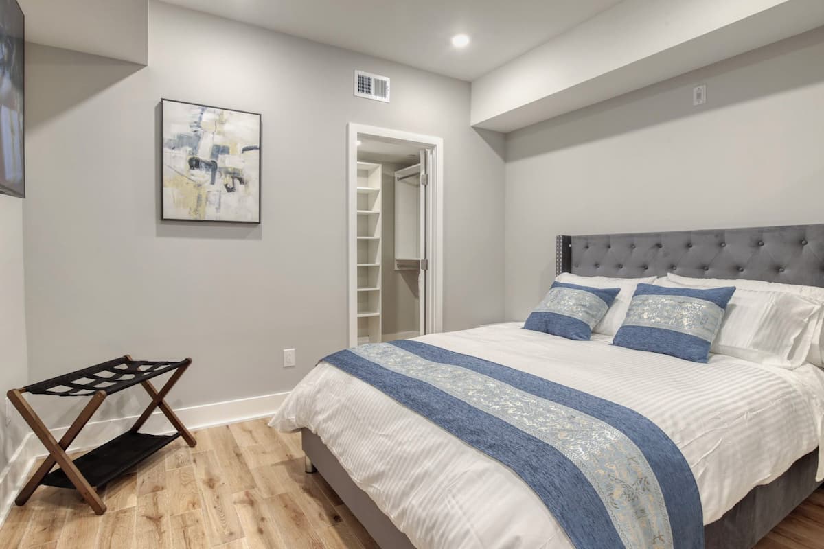 Laptop workspace, free WiFi, individually furnished, bed sheets