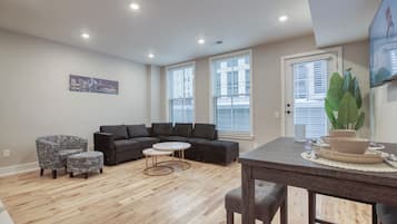 Premium Suite | Living area | 55-inch flat-screen TV with digital channels, streaming services