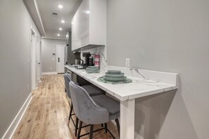Suite Premium | Cocina privada | Refrigerador con congelador, microondas y artículos de limpieza 