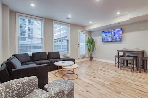 Premium Suite | Living area | 55-inch flat-screen TV with digital channels, streaming services
