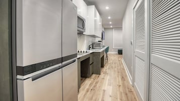 Suite | Eigene Küche | Großer Kühlschrank, Mikrowelle, Reinigungsartikel, Gefrierschrank