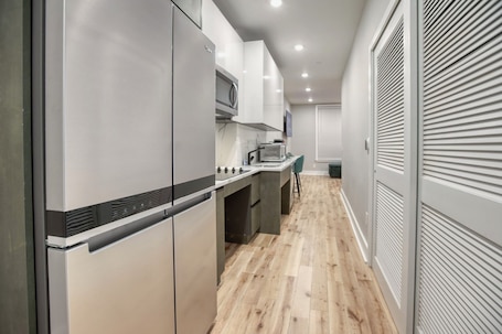 Refrigerador con freezer, microondas, artículos de limpieza, freezer