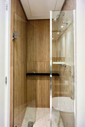 Eenvoudige studio | Badkamer